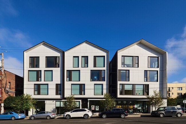 Building Photo - Buckman: Light & Bright 1 Bdr with D/W, A/C, W/D & FREE RENT!