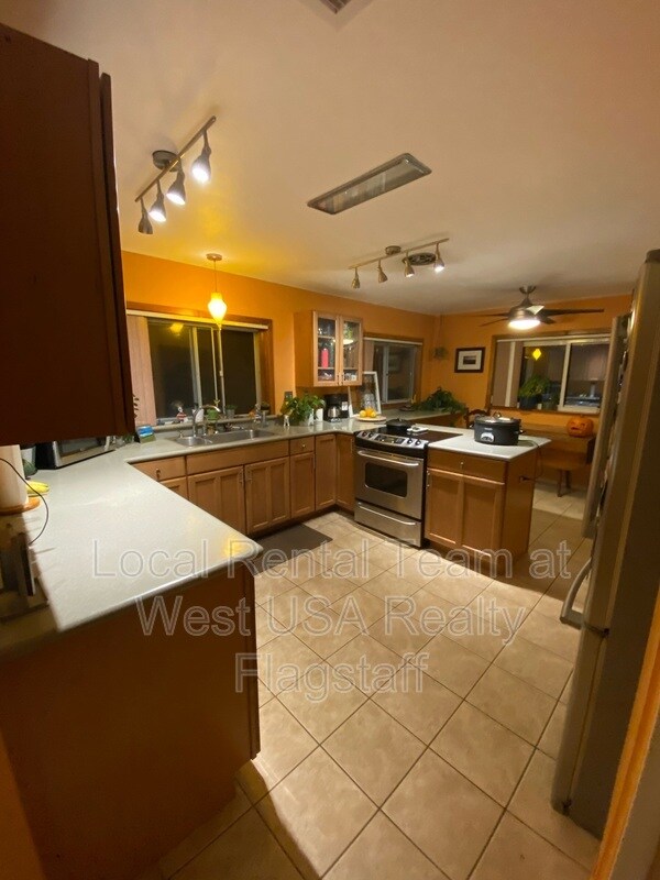 Building Photo - 1620 N Sunset Dr