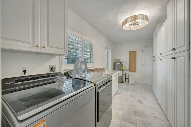 Building Photo - Luxury 5 Bed/4 Bath Pool Home on a Golf Course in Central Sarasota