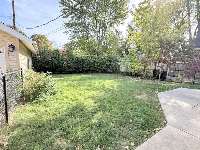 Building Photo - Beautifully updated 2 bed/2 bath in Bloomi...