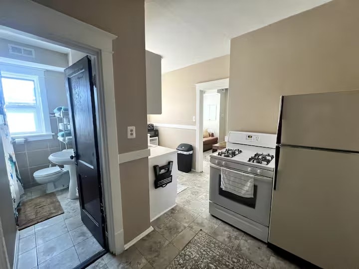 Building Photo - 4240 Lawn Ave