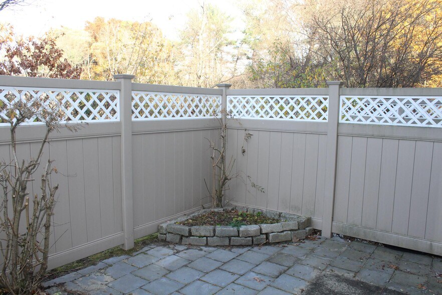 Building Photo - 10 Village Brook Ln