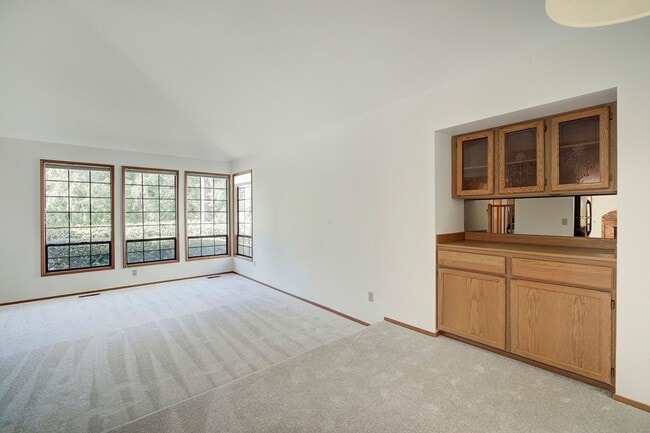 Building Photo - 4Bd/2.5Ba Sammamish Home