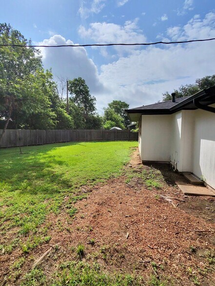 Building Photo - 904 Westview Cir