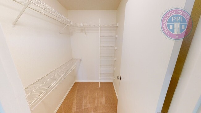Building Photo - Updated Beatiful Townhome! Large open Kitc...