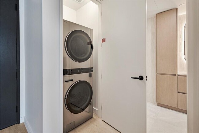 Building Photo - 610 Davis St