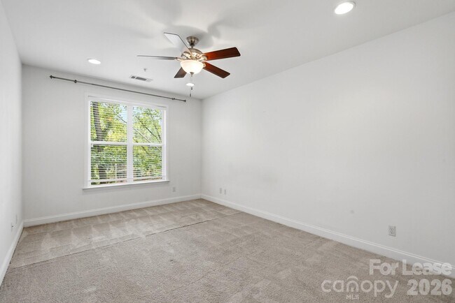Building Photo - 1000 E Woodlawn Rd