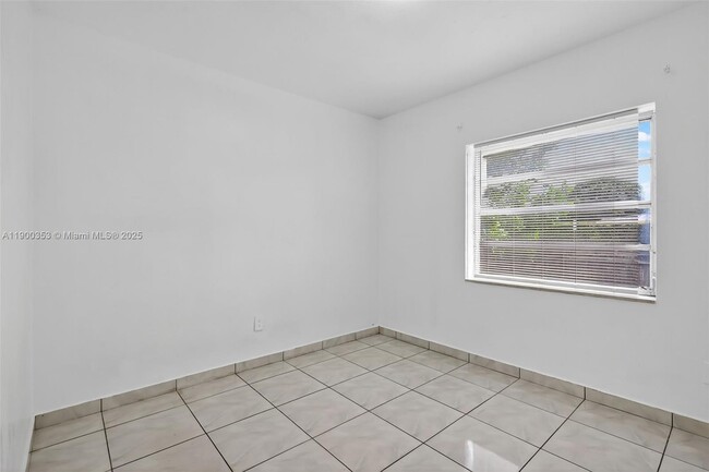Building Photo - 1498 NE 180th St