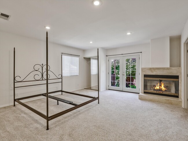 Large Primary Suite - 4009 Beverly Glen Blvd