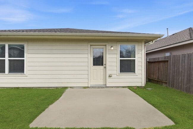 Building Photo - 1502 Stonehedge Bend Dr