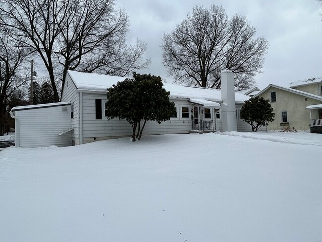 Building Photo - 4 Bed, 2 Bath House - ALL UTILITIES INCLUDED