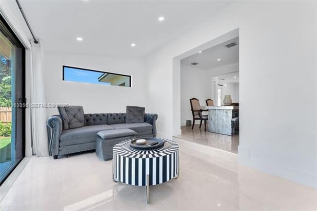 Building Photo - 231 NE 45th St