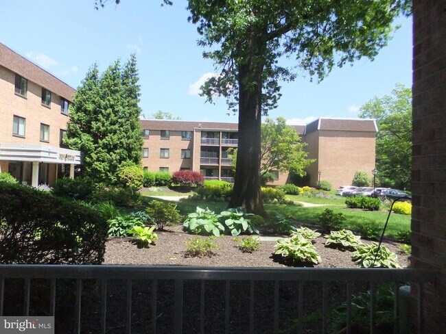 Building Photo - 1640 Oakwood Dr
