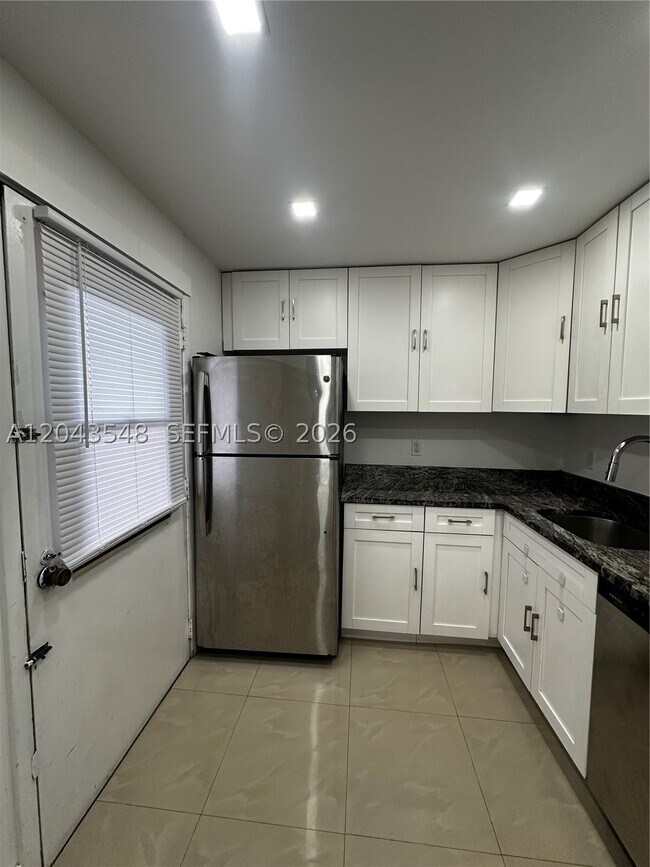 Building Photo - 3475 N Country Club Dr