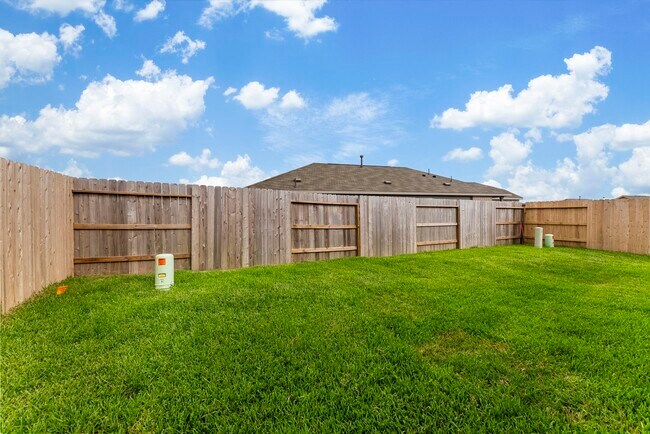 Building Photo - 706 Umbrella Tree Dr