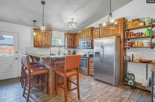 Building Photo - 125 SE Churchill Way