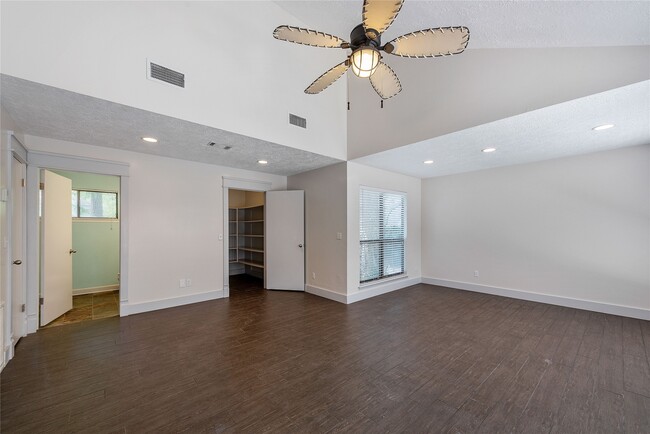Building Photo - 2824 S Logrun Cir