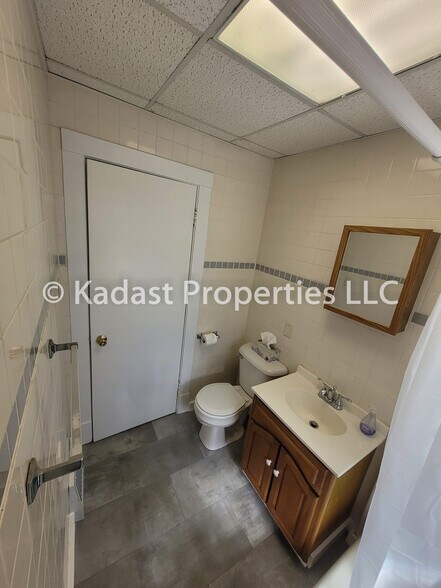 Bathrom - 1271 Prairie Ave