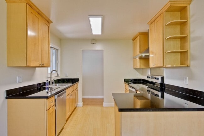 Building Photo - Beautiful Birdland Home on Quiet Cul-de-Sa...