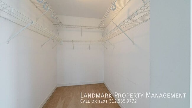 Building Photo - 8 E Randolph St