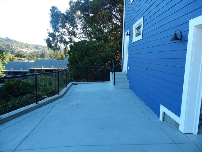 Building Photo - Rent $1900- Deluxe newer 1 Bedroom 1 Bath duplex upper level. El Sobrante