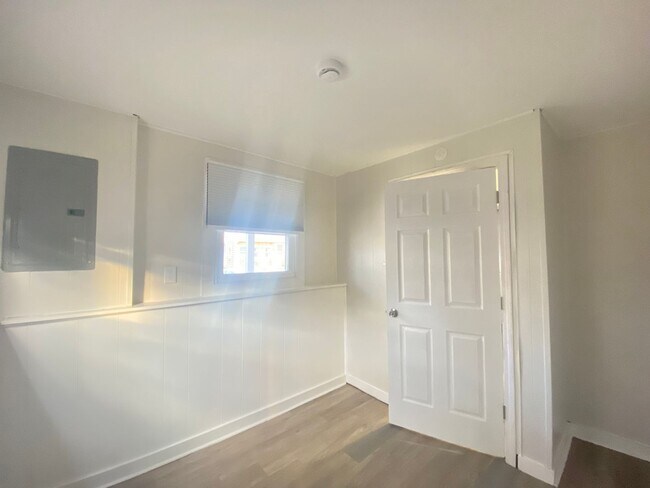 Building Photo - 30 Thorwald Ave