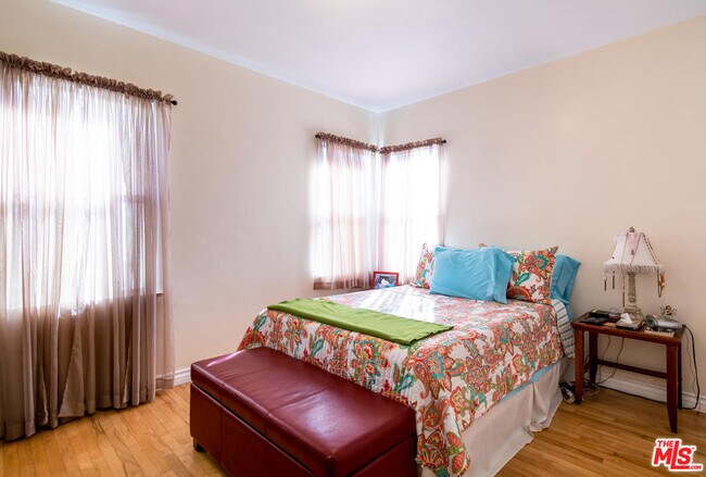 Building Photo - 2431 Walgrove Ave