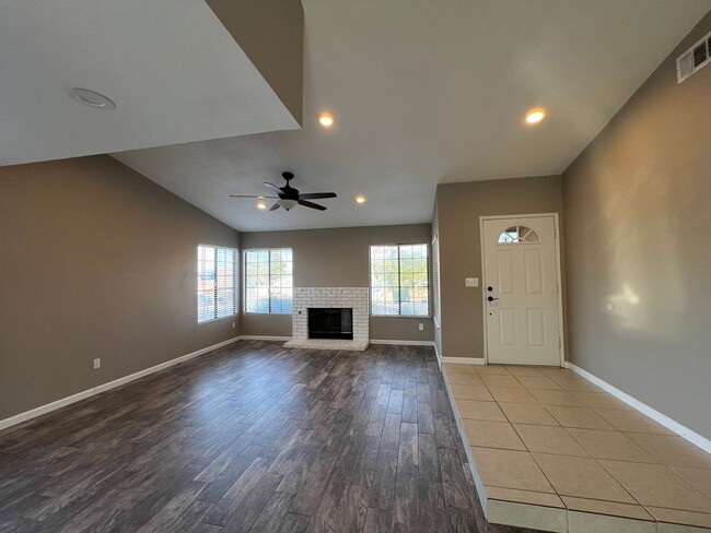 Building Photo - Beautiful 3 Bedroom 2 Bathroom House in Co...