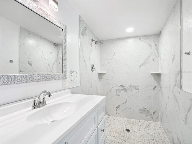 Building Photo - 3115 Bay Dr