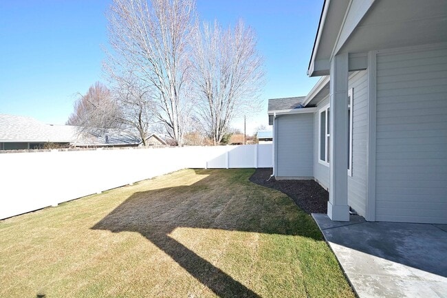 Building Photo - Centrally Located 3 Bedroom 2 Bathroom Home