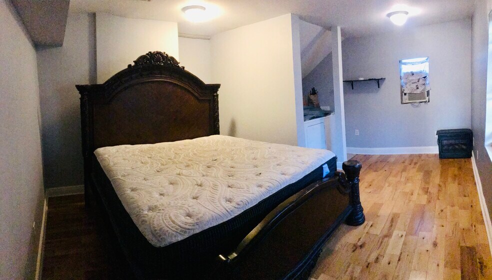 Building Photo - 2135 Mirabeau Ave