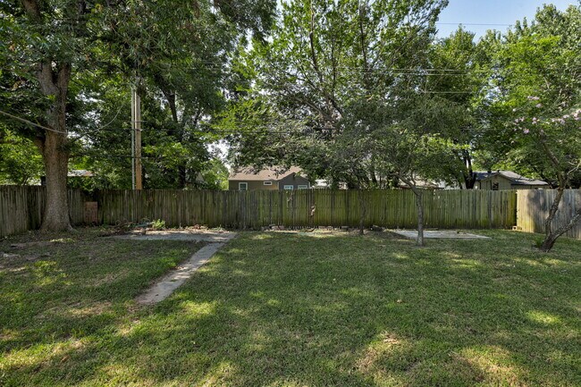 Building Photo - 910 Garver St
