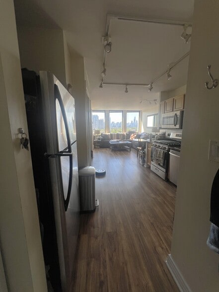 Building Photo - 444 W Fullerton Pky