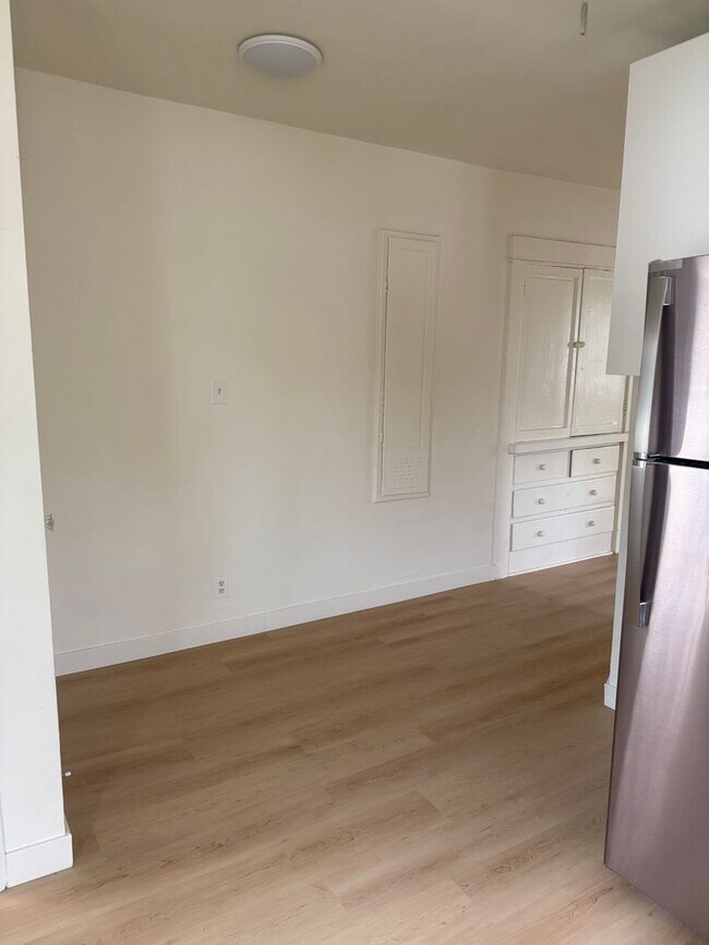 Building Photo - 1323 N Orange Dr