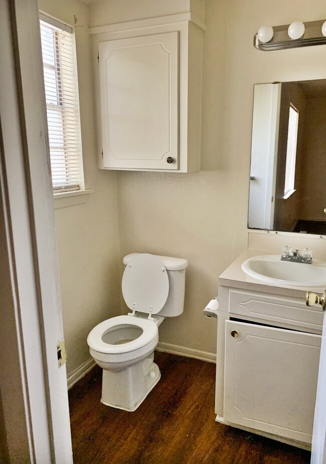 Building Photo - 3 bedroom 1.5 bathroom