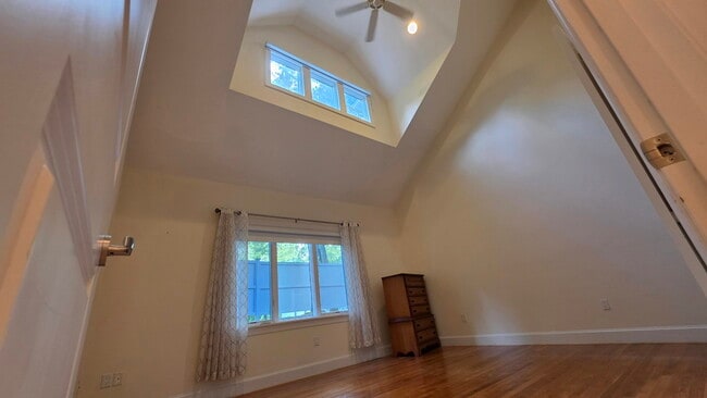 Building Photo - 910 W Roxbury Pkwy