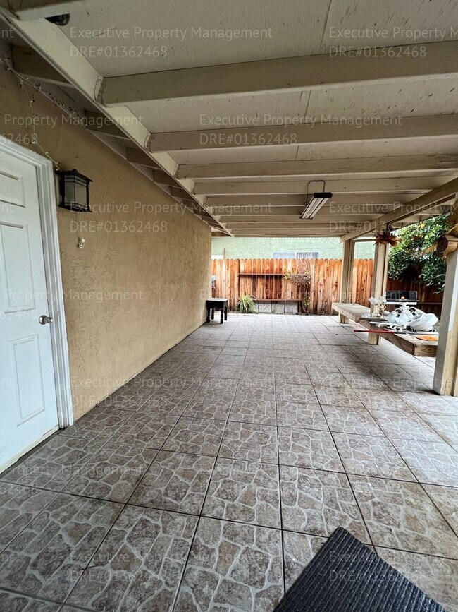 Building Photo - 3 bedroom/ 2 bathroom home located near New Stine Rd/ Wilson Rd