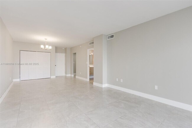 Building Photo - 500 Bayview Dr
