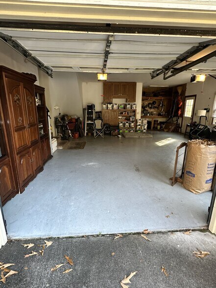 Two Bay Garage - 927 blue crab way