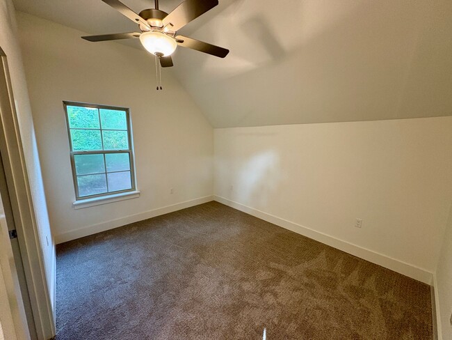 Building Photo - 2bd/2ba House with large Garage!