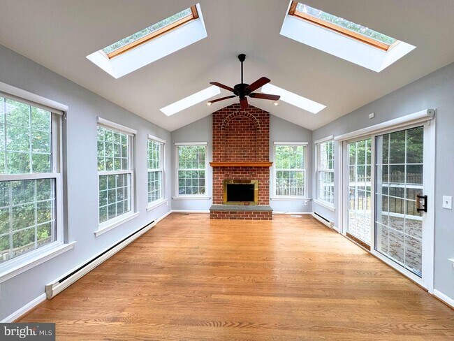 Building Photo - 3063 Schubert Dr
