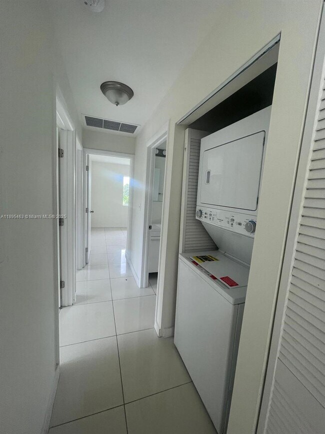 Building Photo - 3 bedroom in Miami FL 33147