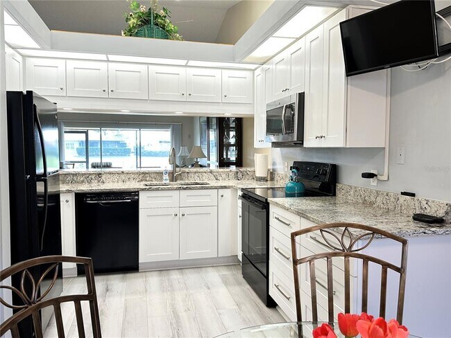 Building Photo - 5906 Doral Dr