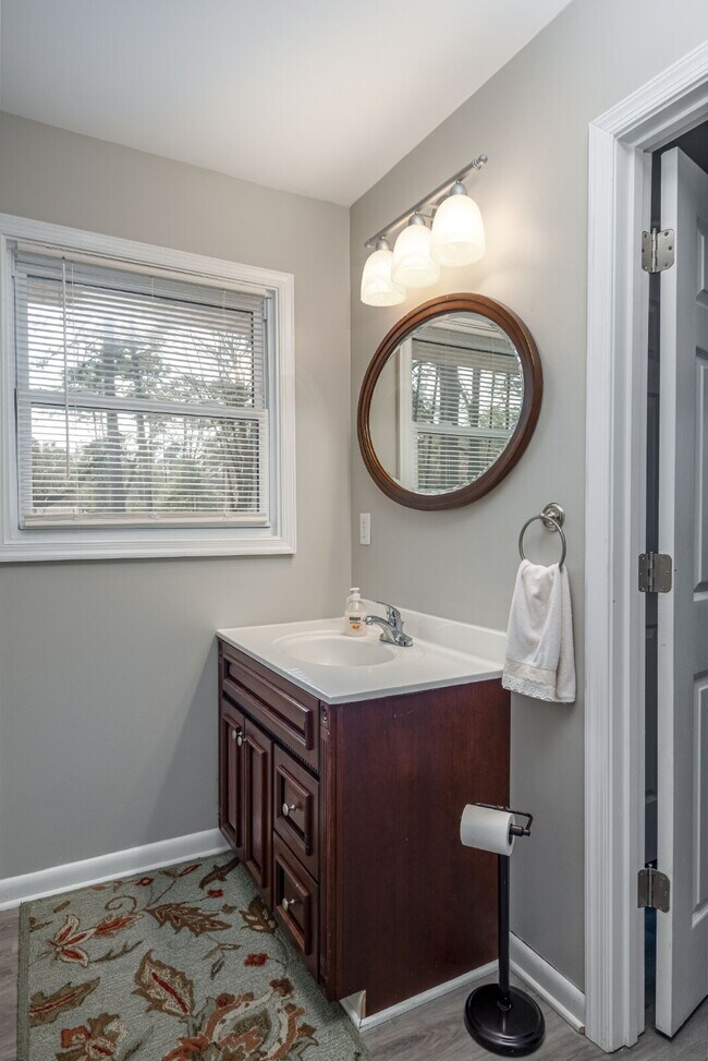 Building Photo - Charming 2-Bedroom Picturesque Furnished H...