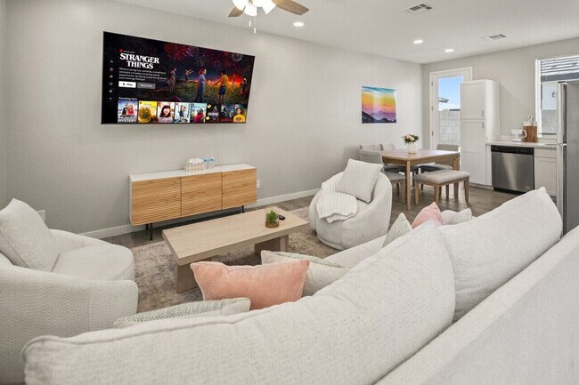 Building Photo - 6612 W Paradise Ln