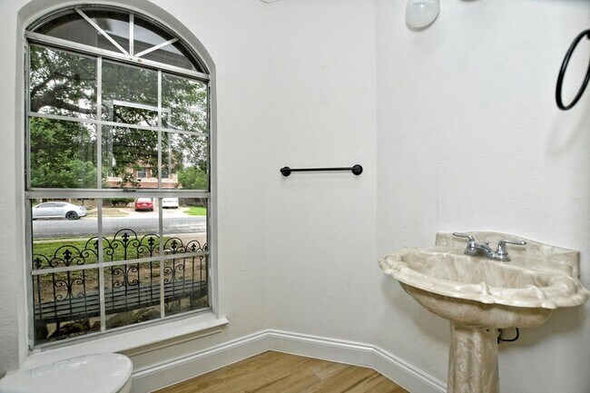 Building Photo - 17607 Klamath Falls Dr