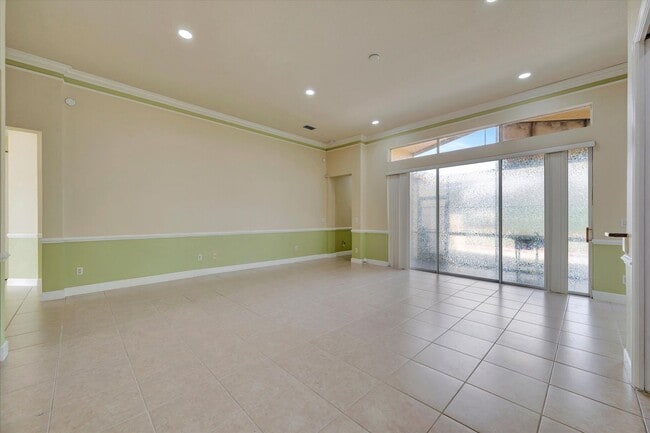 Building Photo - Convenient Central Location - 4 Bedroom + Den , 2 Bathroom Home