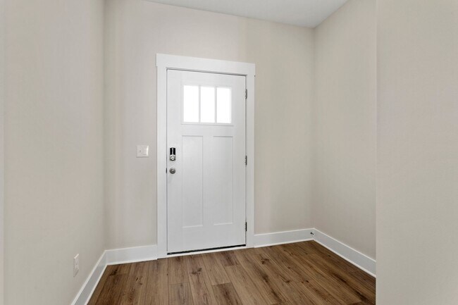 Building Photo - Perfectly Appointed Greenville Townhome 3bed/2.5 bath