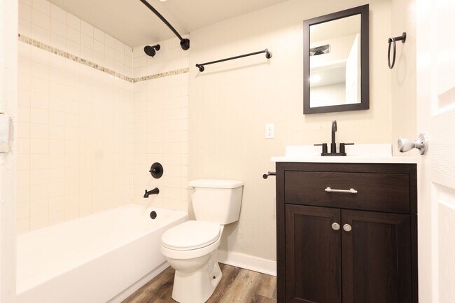 Building Photo - Beautiful 1 Bedroom w/ Off-Street Parking