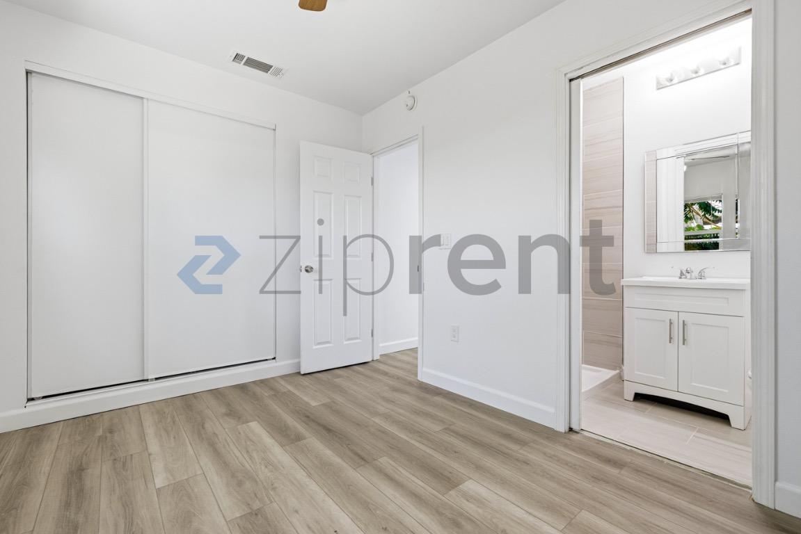 Building Photo - Unit